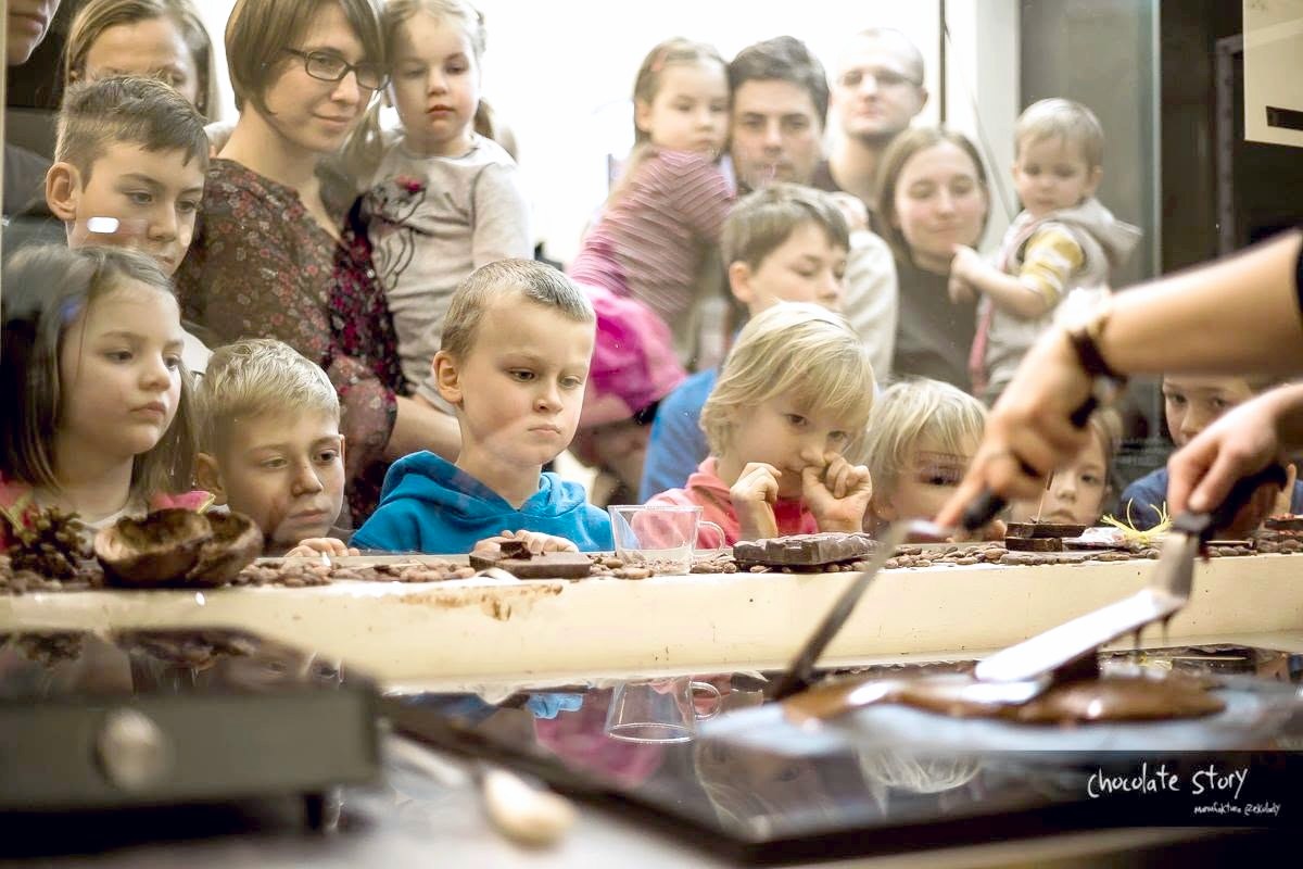 Dzieci obserwują pokaz temperowania czekolady